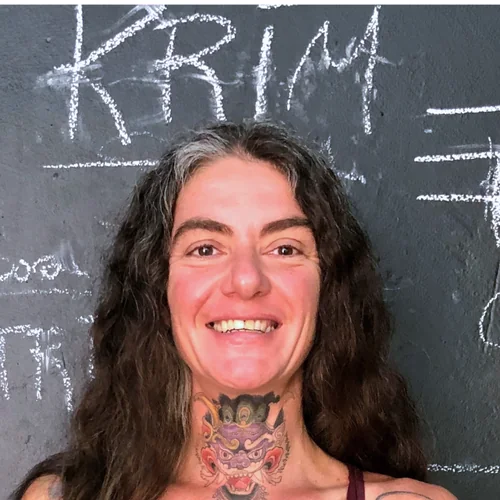 Prof. Marcella Zamarioli em prática de yoga